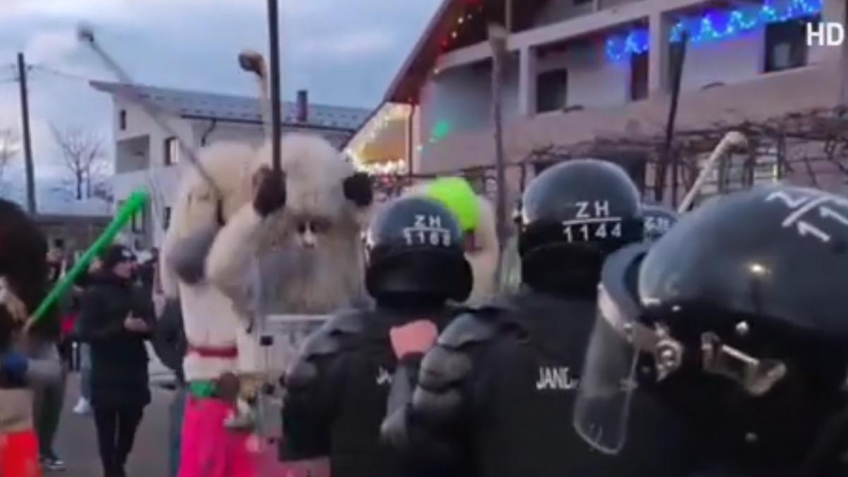 alerta la ruginoasa localnici mascati si inarmati cu bate s au imbrancit cu jandarmii fortele de ordine au dat cu spray lacrimogen