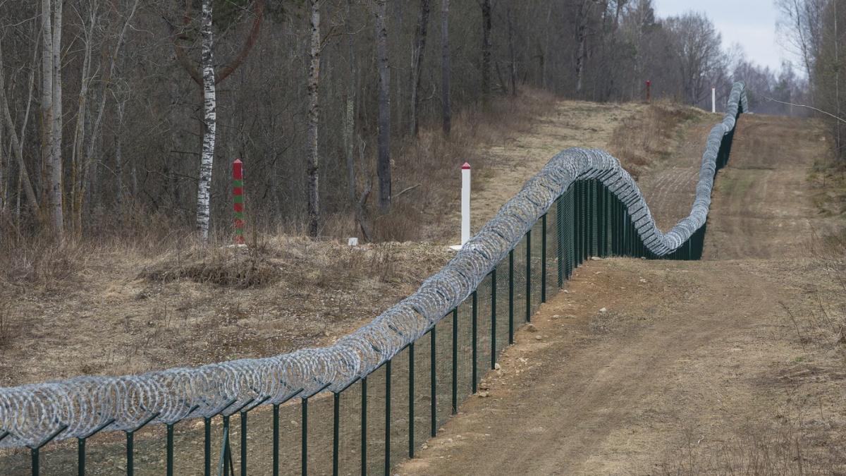 dupa gardul cu belarus letonia a terminat si unul de 280 de km care o separa de rusia cum isi securizeaza frontierele tarile baltice