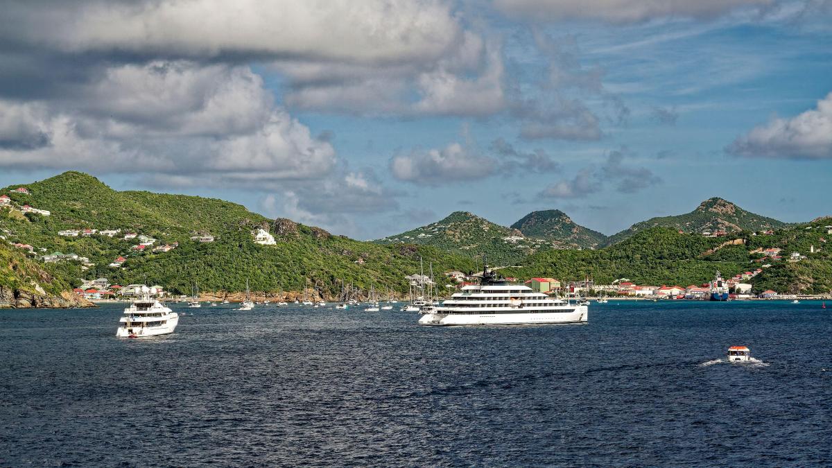 insula misterioasa din caraibe unde jeff bezos mark zuckerberg si alti magnati vin cu iahturile pentru a petrece revelionul