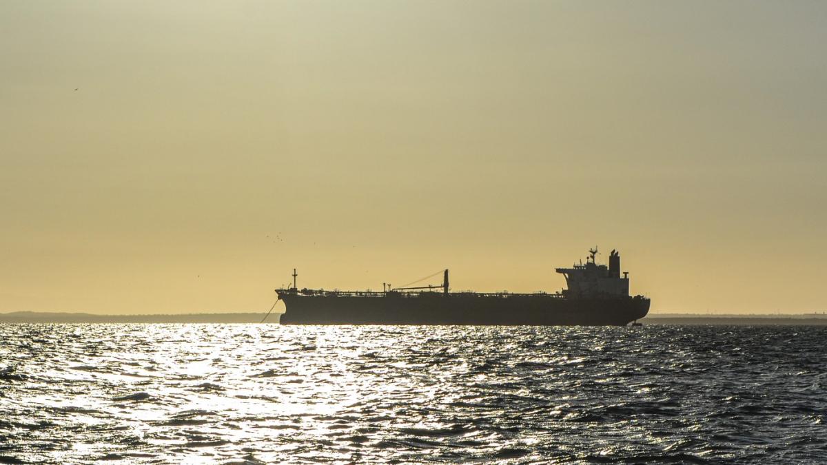 Petrolierul urmărit de SUA lângă Venezula și-a pictat steagul Rusiei pe bordaj. Oficial american: Confiscarea s-ar putea complica