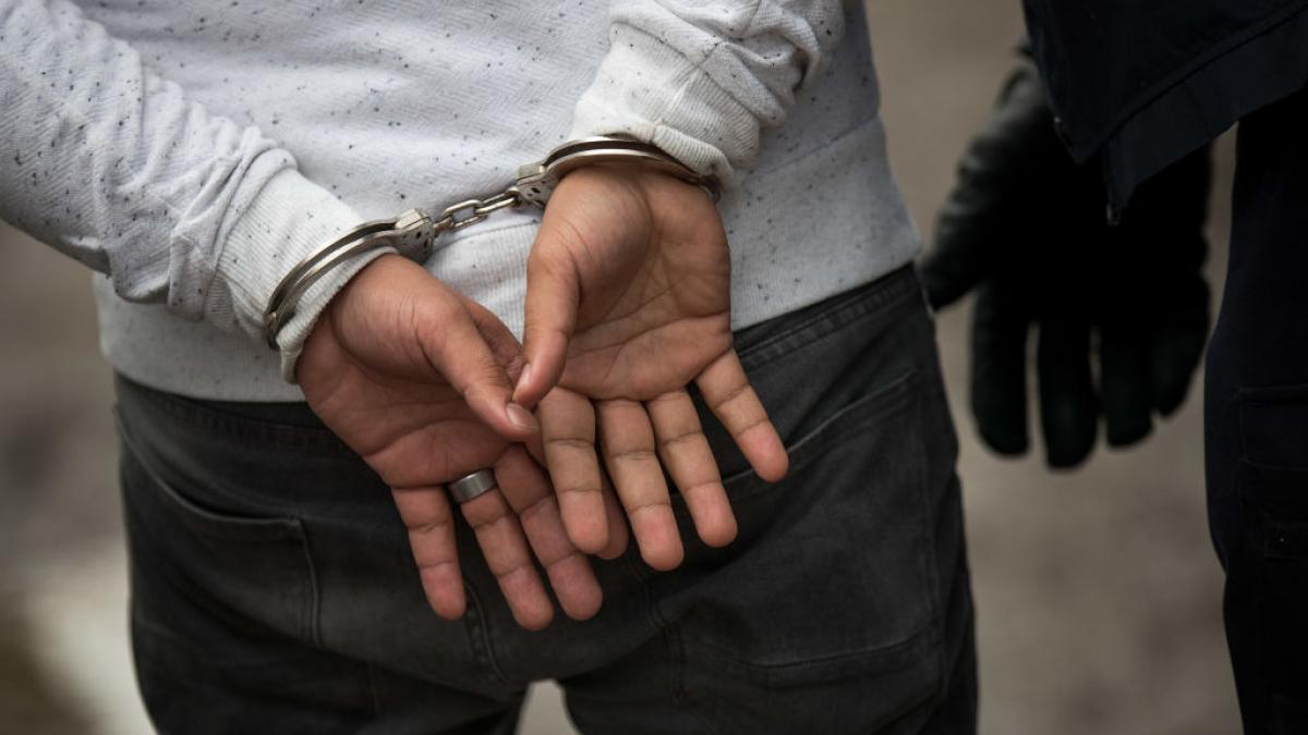 sapte persoane urmarite international aduse in tara printre ele o femeie din categoria most wanted si un barbat poreclit capcaunul