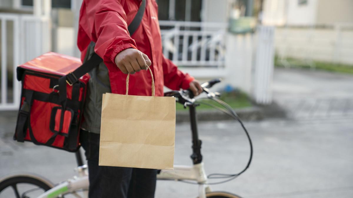 Un individ s-a dat livrator, dar avea geanta plină cu petarde: "Mă așteaptă doi pe bancă". Cum l-au prins jandarmii, în București