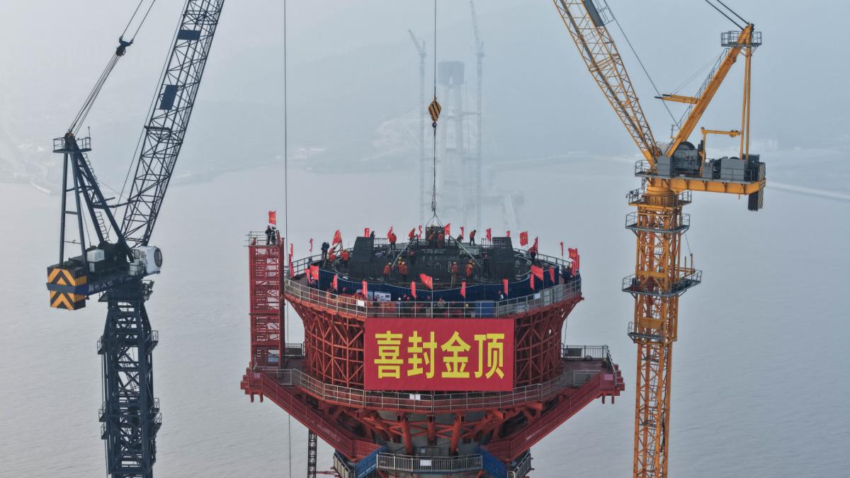 un zgarie nori inaltat direct in mare china tocmai a construit cel mai inalt pilon de pod din lume cat o cladire cu 100 de etaje