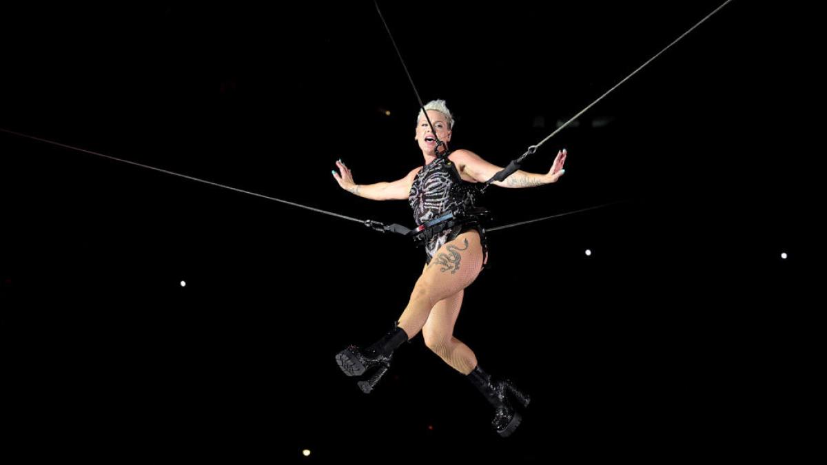 cantareata pink este in spital dupa o operatie la gat o noua cicatrice un nou memento ca apreciez acest corp