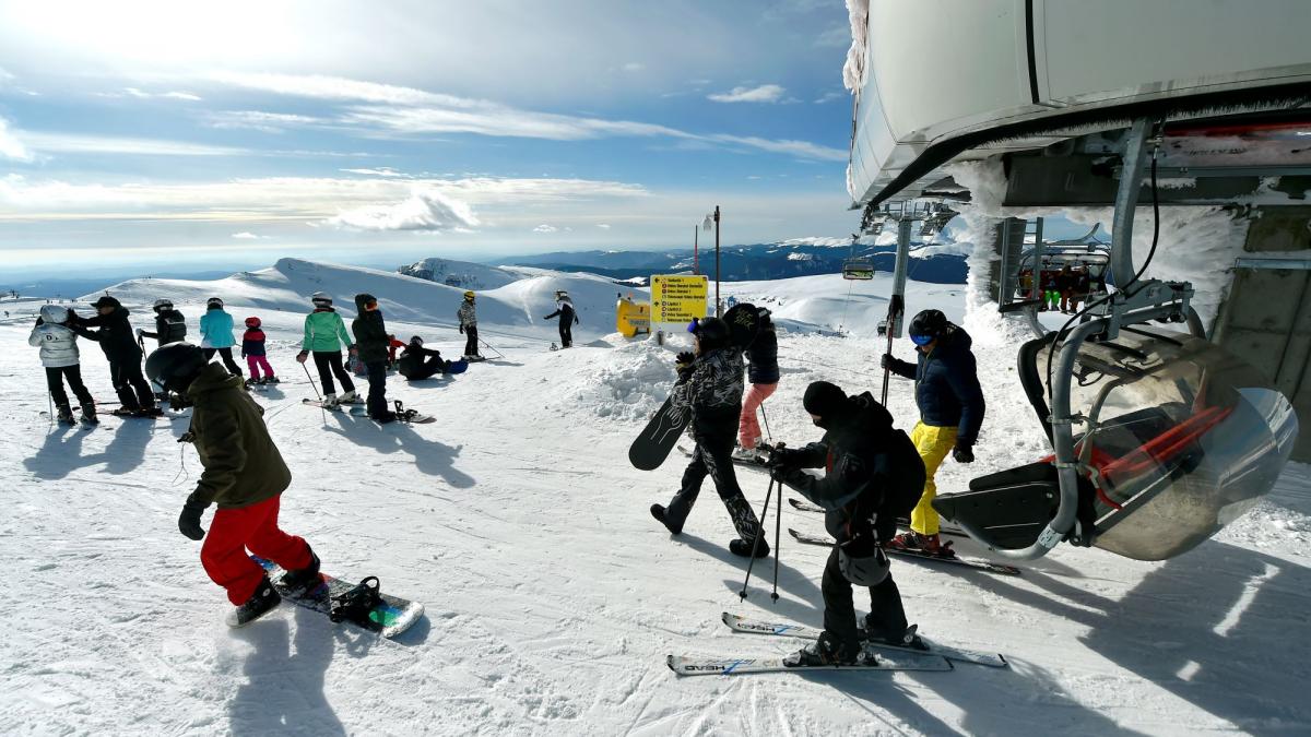 peste 1 000 de oameni sunt pe partii la sinaia gondola a pornit greu pentru ca au fost minus 25 de grade la balea e zapada de 80 cm