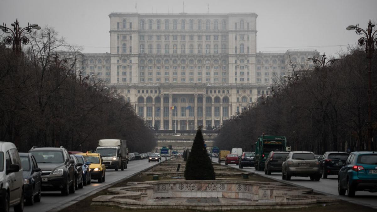 poza in care apar mai multe masini pe benzile din fata Palatului Parlamentului