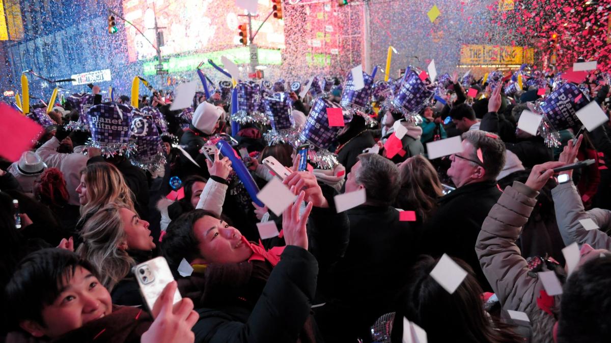 Scutece pentru adulți și așteptări de 19 ore. Cum e cu adevărat să sărbătorești Revelionul în Times Square
