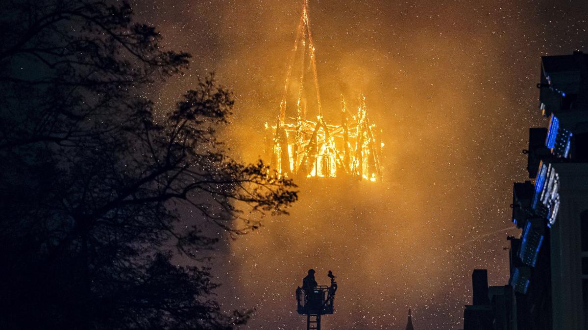 violente fara precedent in noaptea de anul nou in olanda o biserica a ars in amsterdam doi tineri au murit din cauza artificiilor