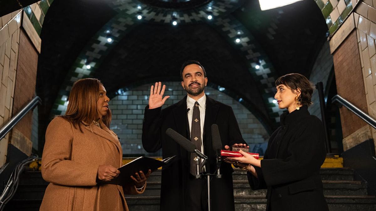 zohran mamdani a depus juramantul ca primar al new york ului intr o statie de metrou istorica cu design spaniol si inchisa publicului