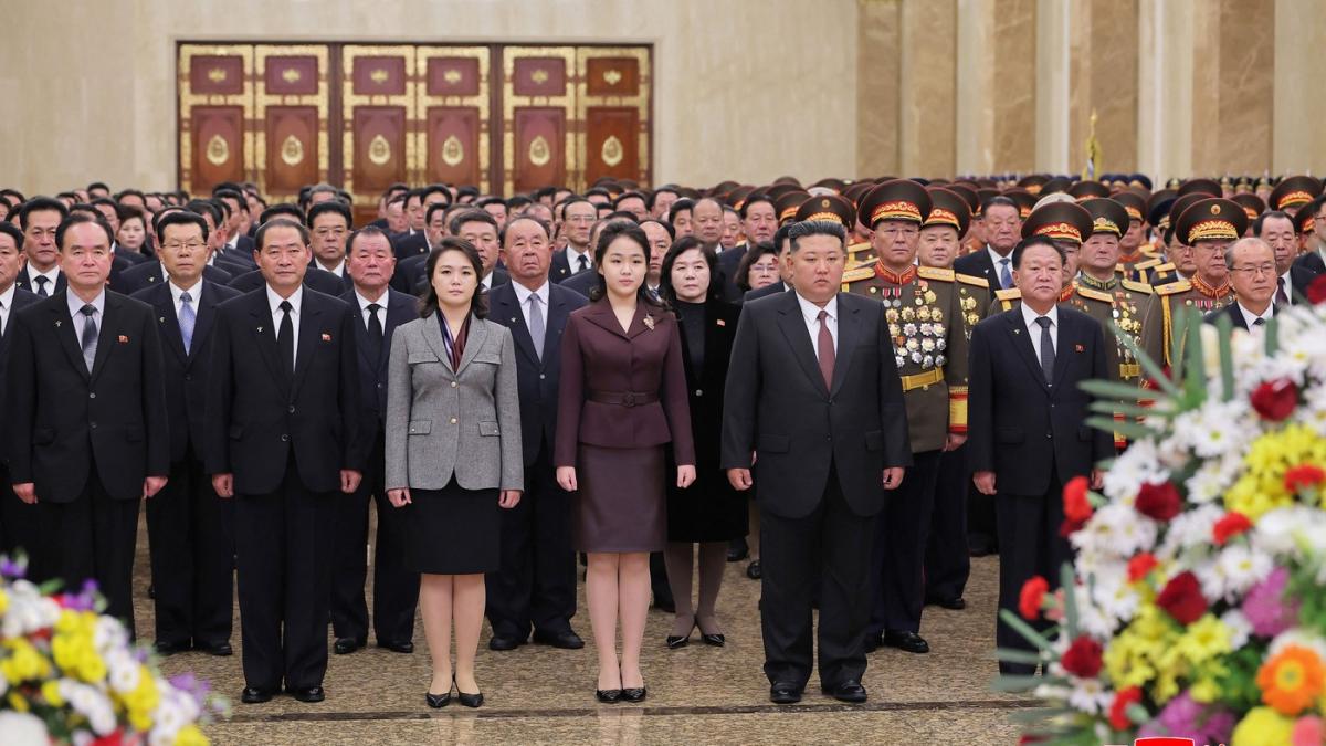 kim jong un si a dus fiica la mausoleul liderilor eterni si transmite astfel un semnal important