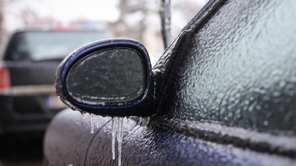 Ploaie îngheţată pe drumurile din Oltenia. Avertisment CNAIR pentru șoferi: “Gheaţa se depune peste materialul antiderapant”