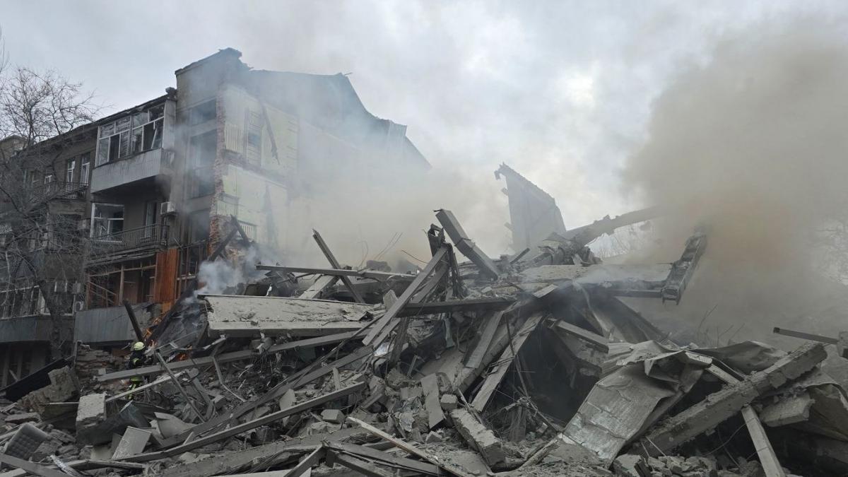 rusii au spulberat cu rachete un bloc de locuinte in harkov in plina zi un copil a fost ucis zeci de persoane sunt ranite