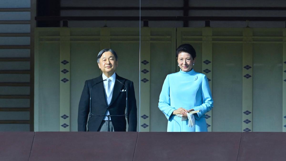 un tanar s a dezbracat complet in fata imparatului japoniei in timpul discursului de anul nou anuntase pe internet ca va face asta