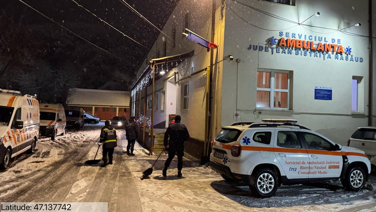 a nins abundent in bistrita voluntarii au curatat zapada de la spitalul judetean si ambulanta pacient transportat cu senilata