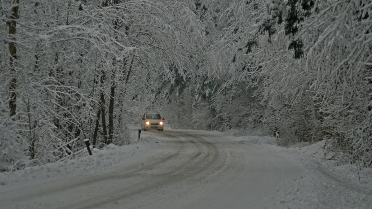 autoritatile intervin pentru deszapezire pe drumuri din 14 judete si pe mai multe tronsoane de autostrada