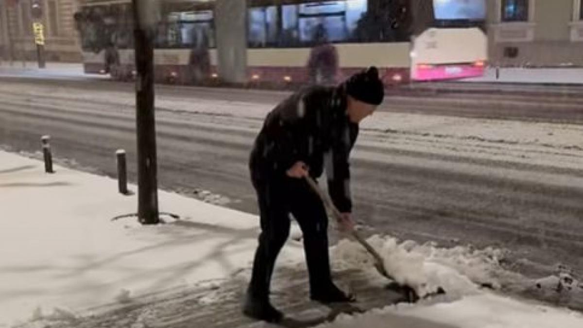 emil boc a pus mana pe lopata si a curatat zapada din fata primariei sa ne curatam trotuarele fiecare in fata casei sau a blocului