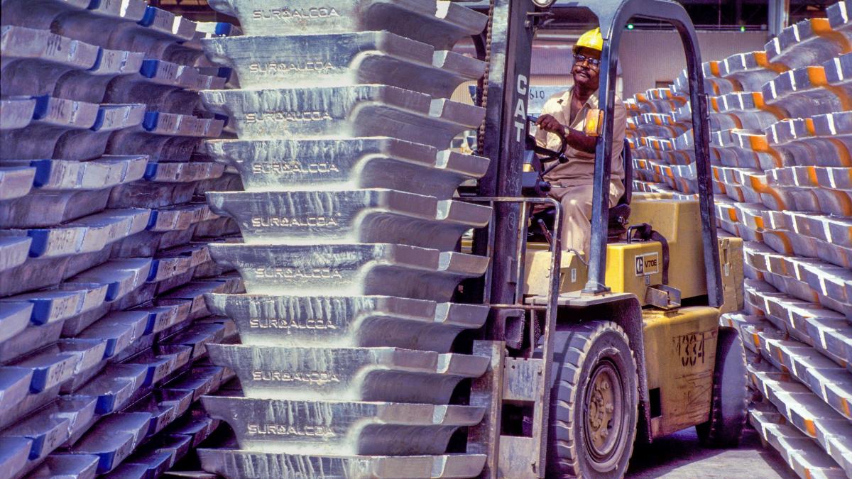 pretul aluminiului a depasit 3 000 de dolari pe tona si cuprul e in crestere