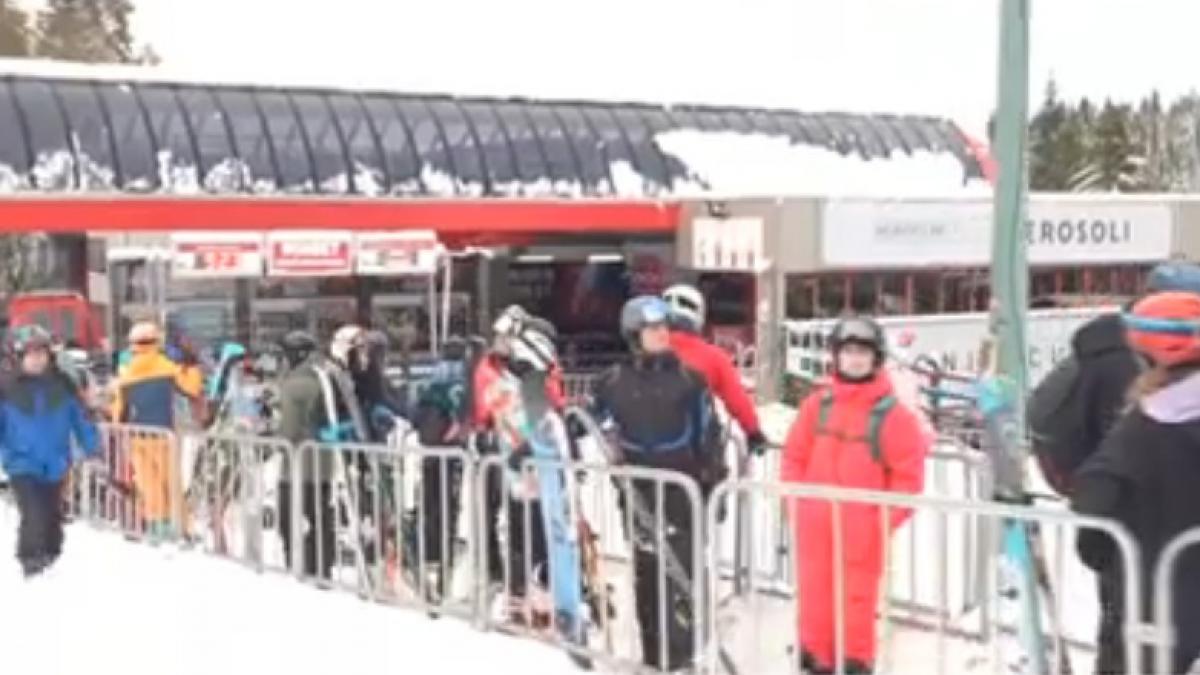 Cozi uriașe la telegondola din Poiana Brașov. Instalația nu funcționează din cauza vântului puternic