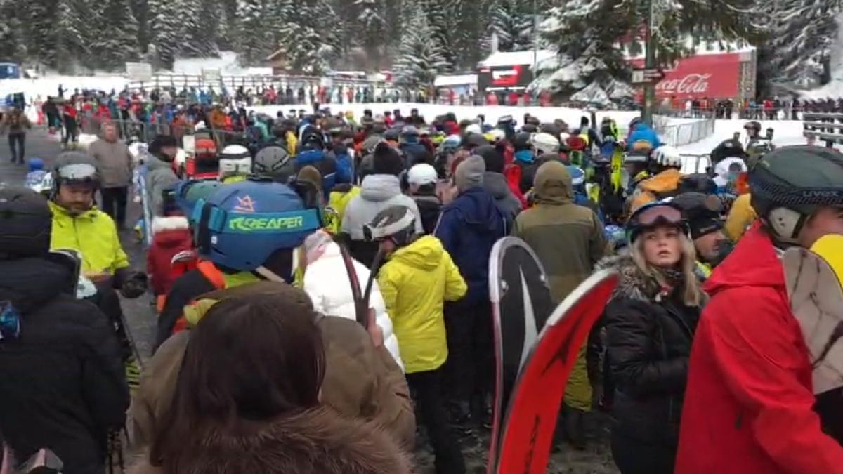 cozi uriase la telegondola din poiana brasov instalatia nu functioneaza din cauza vantului puternic