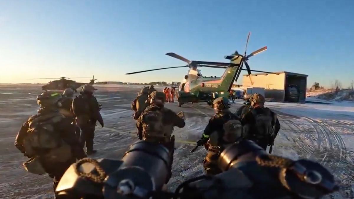 Imagini spectaculoase cu momentul în care Finlanda reține o navă din „flota fantomă” a Rusiei