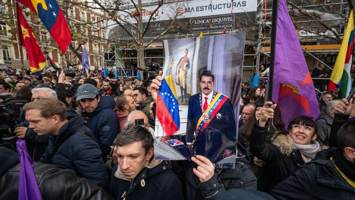 mii de oameni protesteaza la madrid in fata ambasadei sua dupa capturarea lui maduro premierul sanchez a denuntat operatiunea