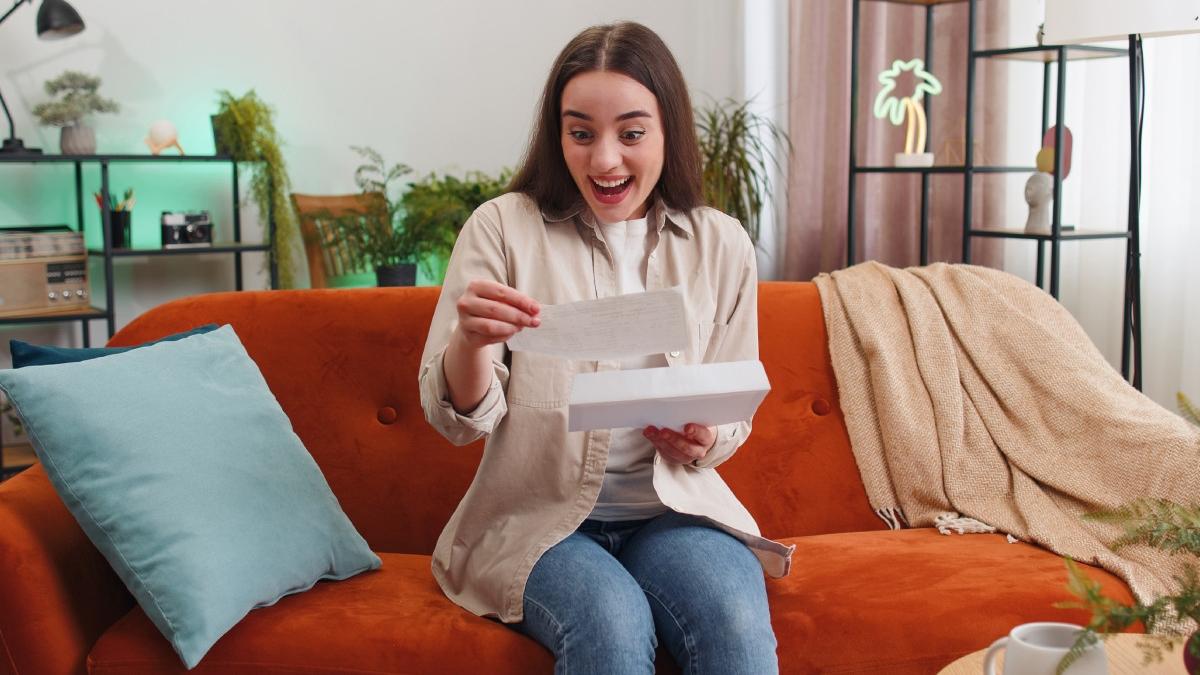 o tanara a castigat 150 000 de dolari la loterie cu un bilet primit cadou de la bunica sa a izbucnit in lacrimi i a placut enorm