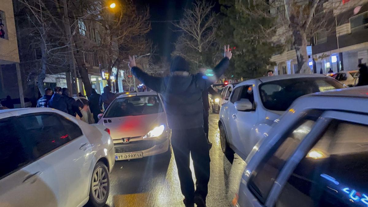 proteste in iran guvernul anunta sase euro luna pentru fiecare cetatean in 89 ceausescu a anuntat 200 de lei in plus la salariu