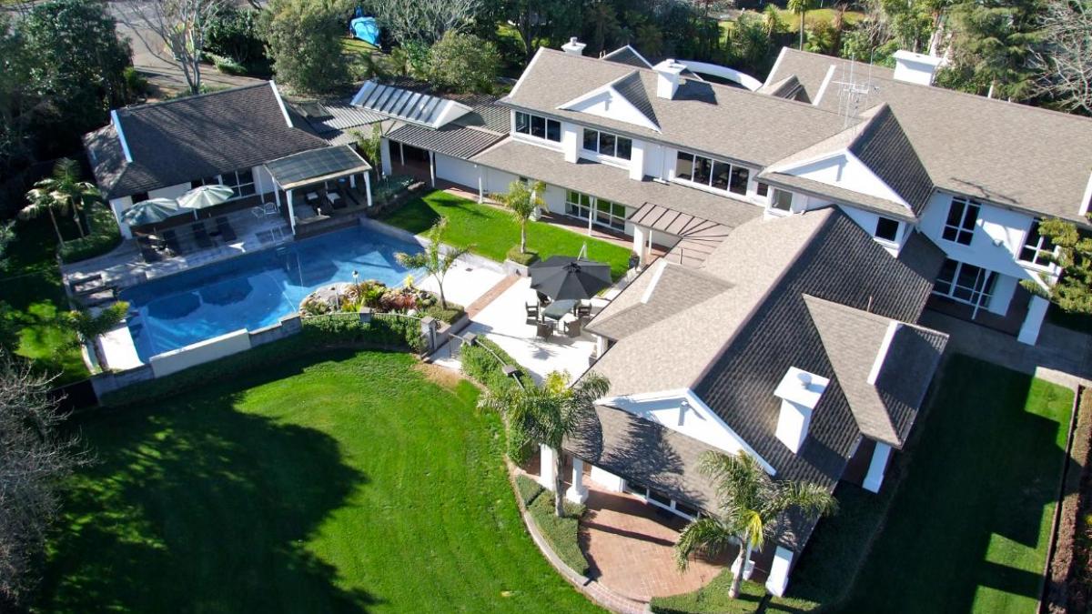 După ce și-au renovat casa de 5 milioane $, doi soți au decis s-o demoleze, pentru că nu-și mai puteau permite să locuiască în ea