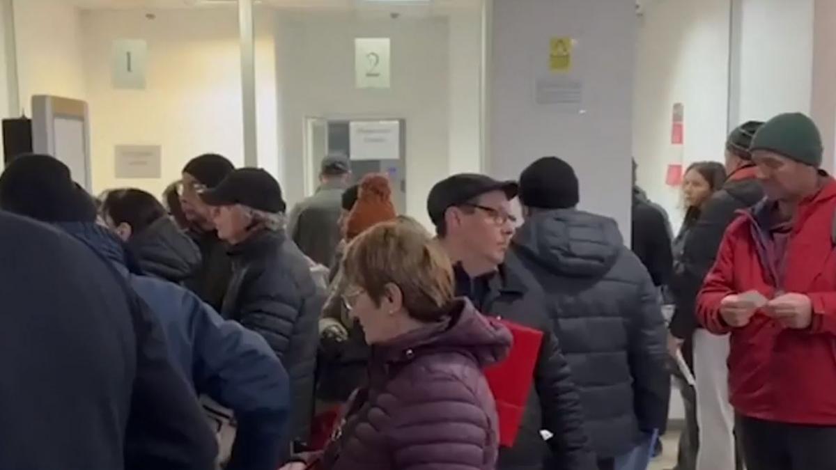 Scandal şi cozi mari la taxe şi impozite în prima zi lucrătoare din Noul An. "Merge rău cu cardul, pentru că mulţi nu avem"