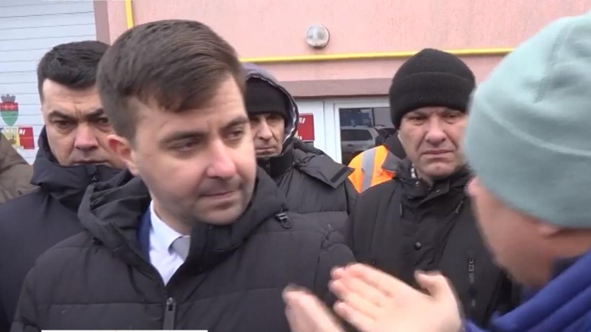 scandalsi cozi mari la taxe si impozite in prima zi lucratoare din noul an merge rau cu cardul pentru ca multi nu avem