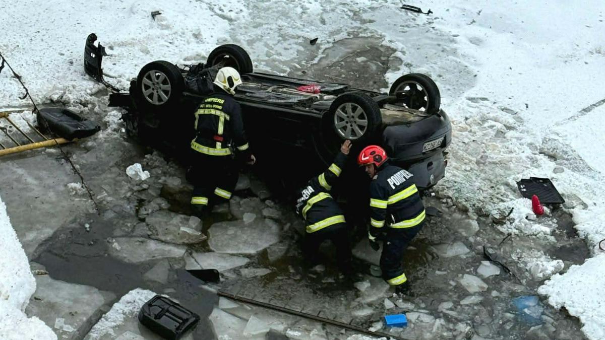 accident la vatra dornei o masina in care erau 5 copii si mama lor a cazut in apele inghetate ale raului bistrita