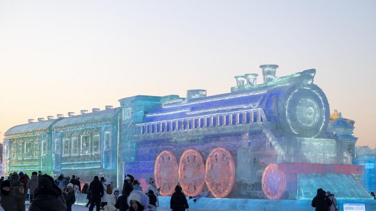 ceva ciudat si frumos se intampla in cel mai mare oras de gheata din lume oameni de pretutindeni merg sa vada spectacolul