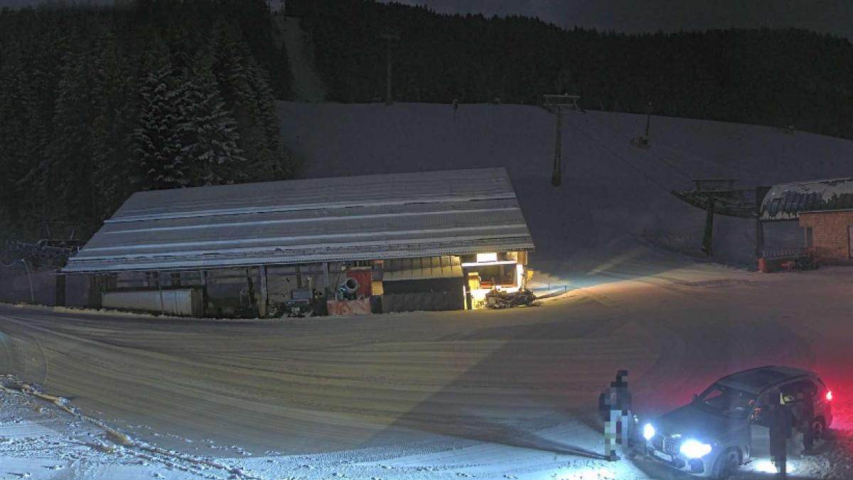 in austria doi romani au furat un seif plin cu bani si l au tarat pe partia de schi pana la masina