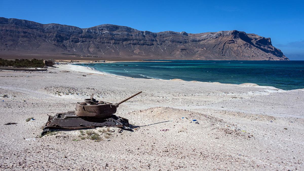 sute de turisti din europa si sua au ramas blocati pe o insula din yemen au venit multe avioane dar nu mai pleaca niciunul