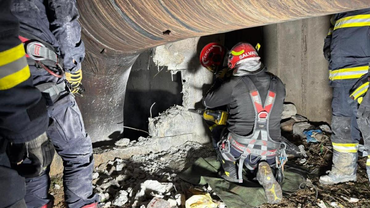 un baiat e blocat de 2 zile intr un canal in sectorul 5 din bucuresti oamenii l au auzit tipand si au sunat la 112