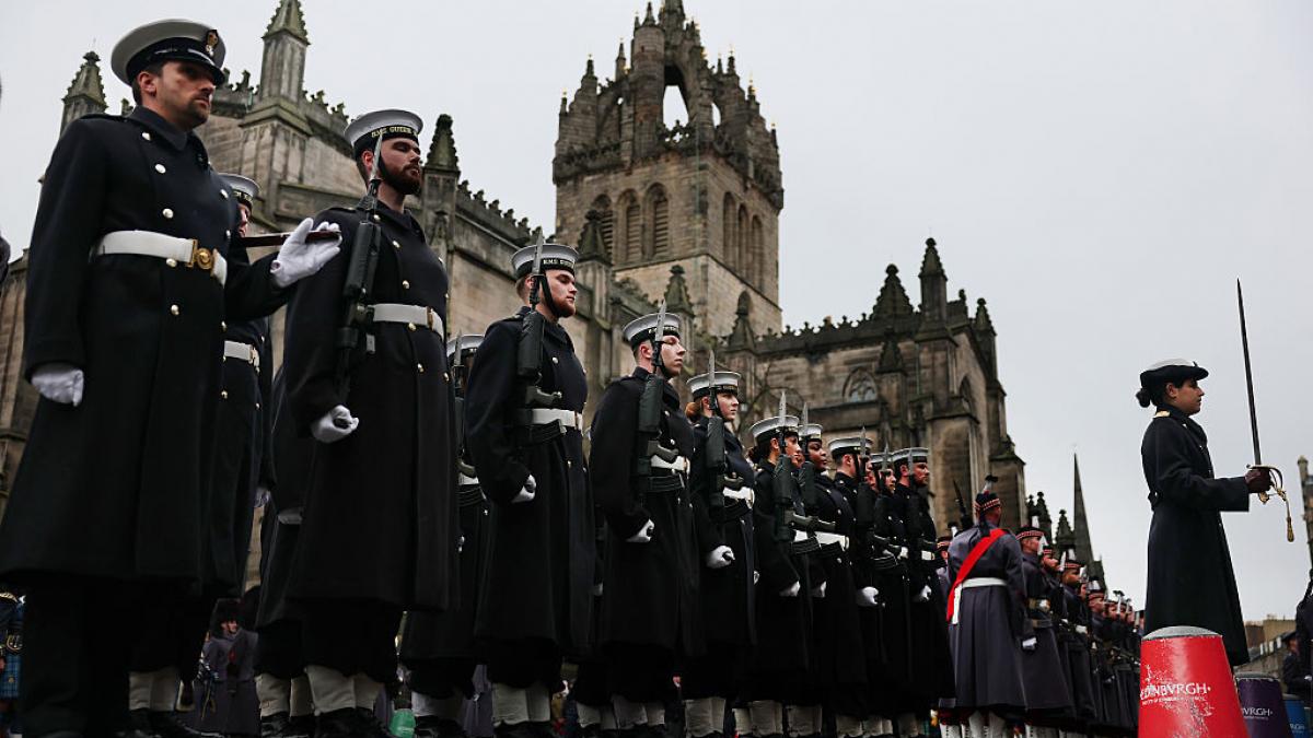 un fals amiral care a participat la ziua eroilor a fost amendat de judecatori si a cumparat medaliile de pe internet