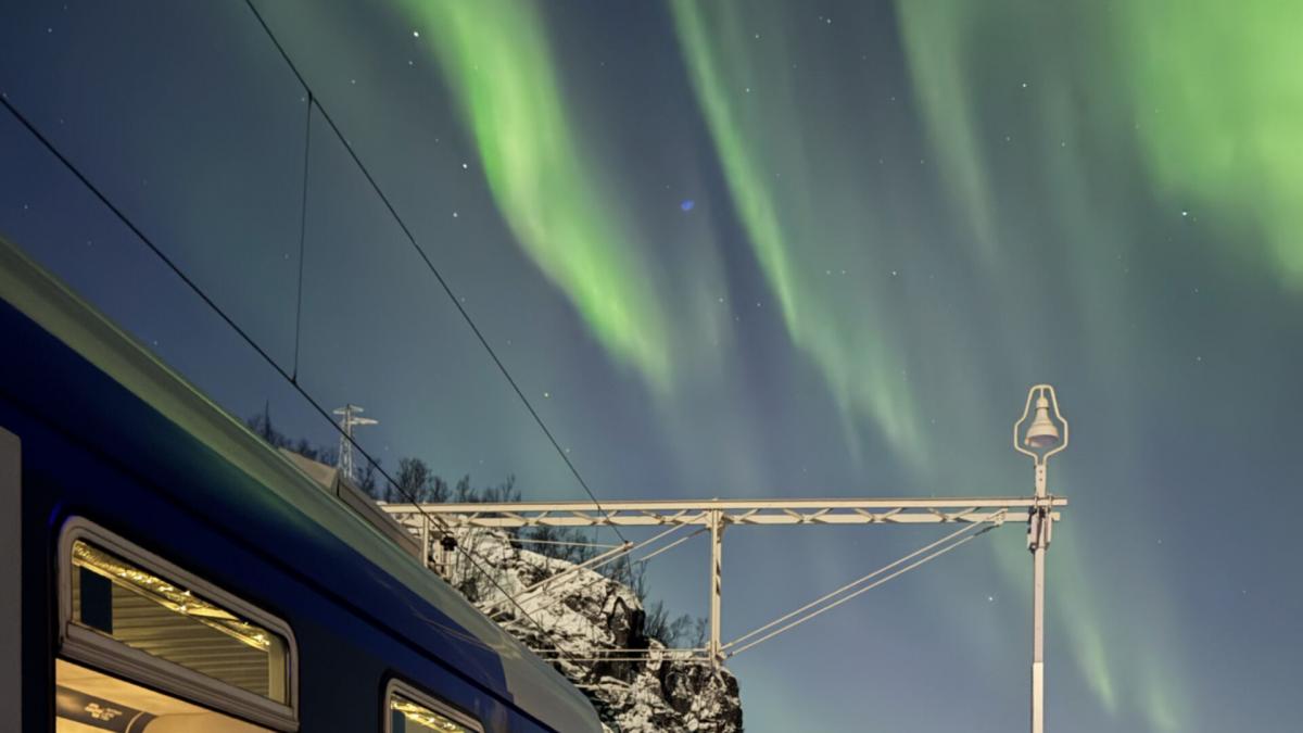 A fost lansat primul tren panoramic de noapte din lume din care vezi aurora boreală: Cum arată, pe unde circulă și cât costă biletul