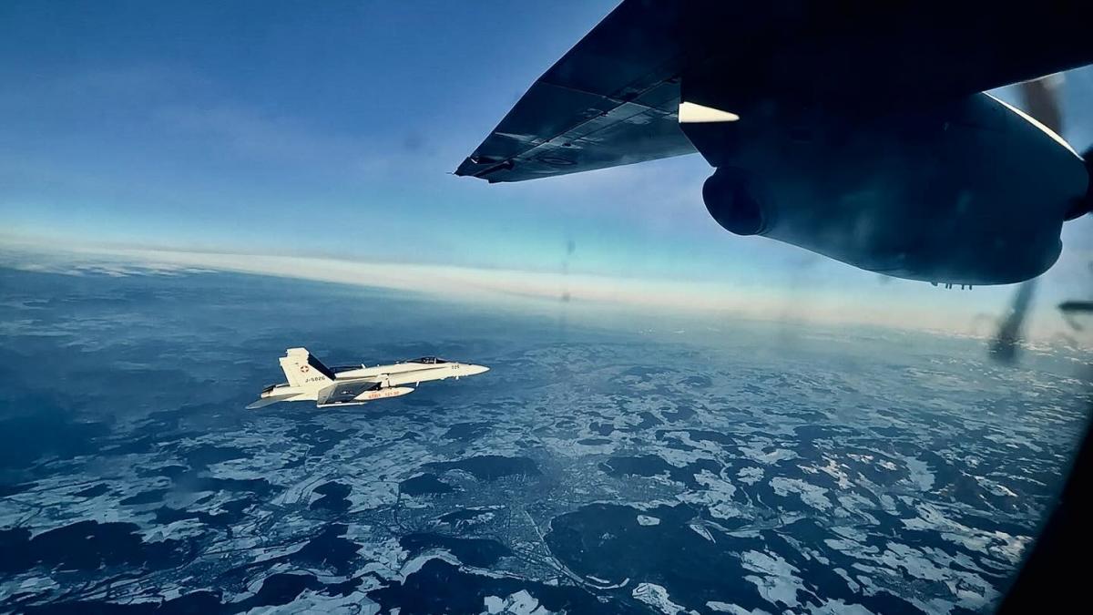 avionul lui nicusor dan a fost escortat de doua aeronave f 18 elvetiene presedintele a fost un gest de apreciere