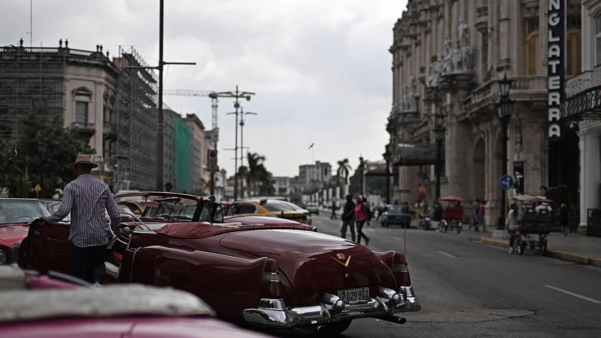 un barbat s a inscris la rand pentru benzina in urma cu trei luni si acum e pe locul 5 052 tara unde s a ajuns la o asemenea criza