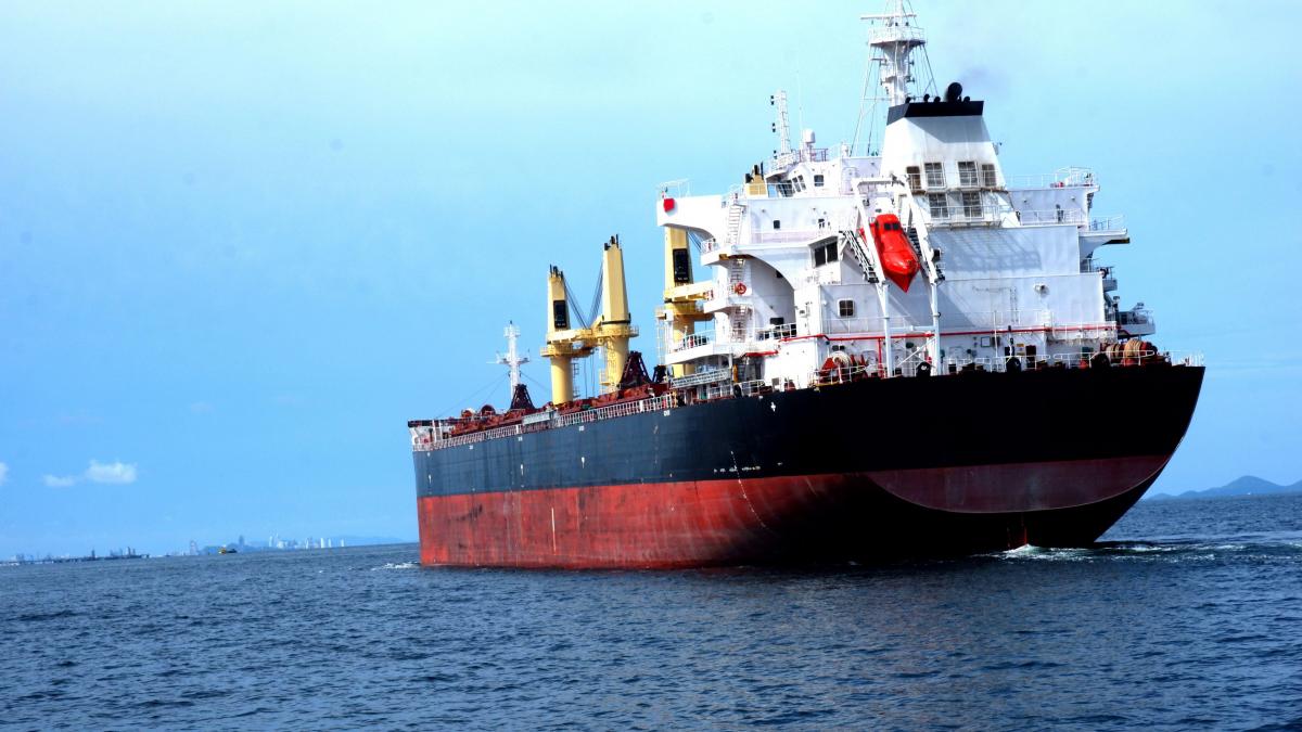 un petrolier care ar face parte din flota fantoma a lui putin a fost atacat cu drone in marea neagra