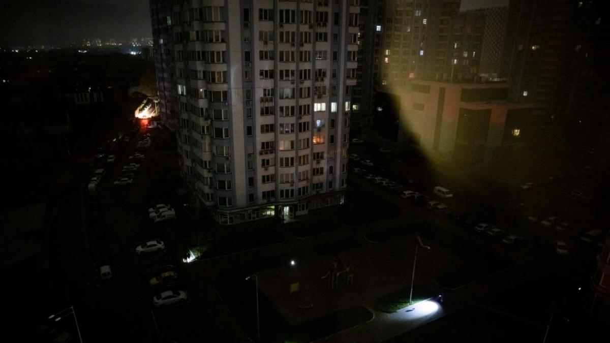 atacuri rusesti asupra infrastructurii energetice din ucraina localnicii din doua regiuni au ramas fara curent electric