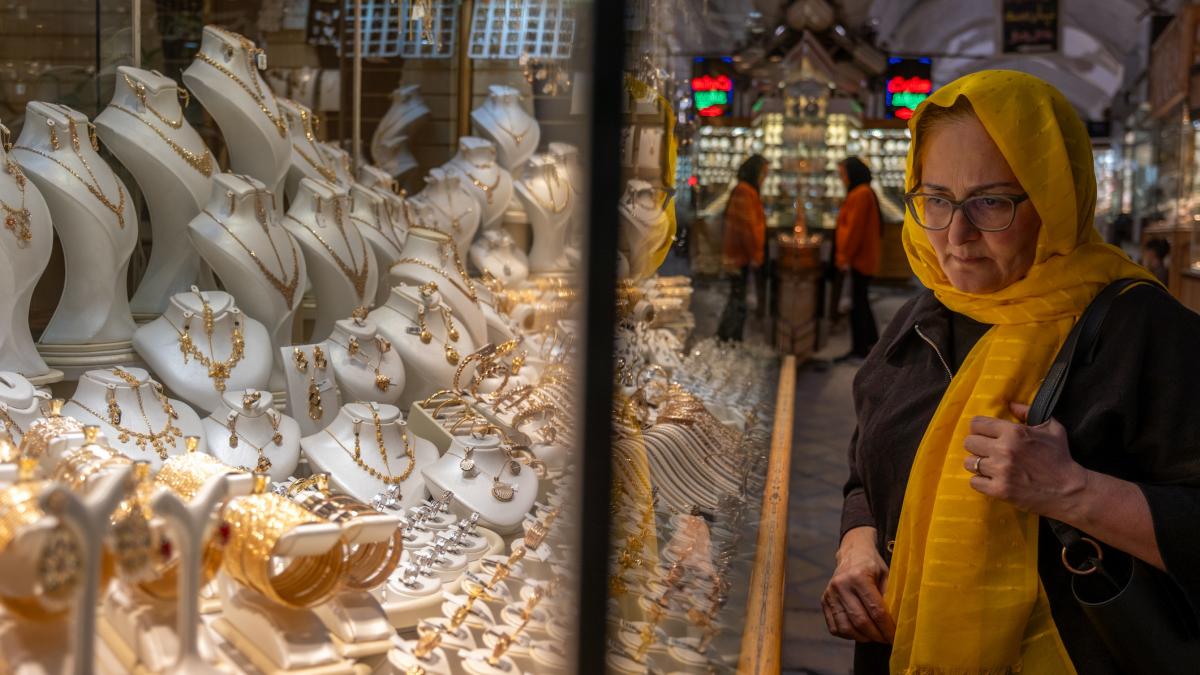 aurul noul barometru al protestelor din iran cum s a transformat pretiosul metal din refugiu financiar in arma economica