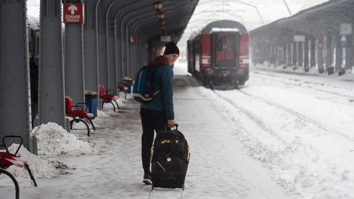 circulatia trenurilor data peste cap de ninsori intarzieri de peste patru ore pe ruta bucuresti curtici