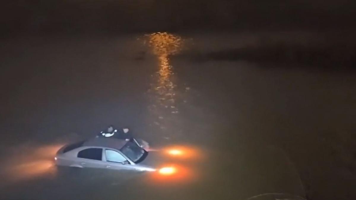 doi politisti au salvat o soferita care a cazut cu masina in apele inghetate ale raului jiu imagini de la operatiunea dramatica