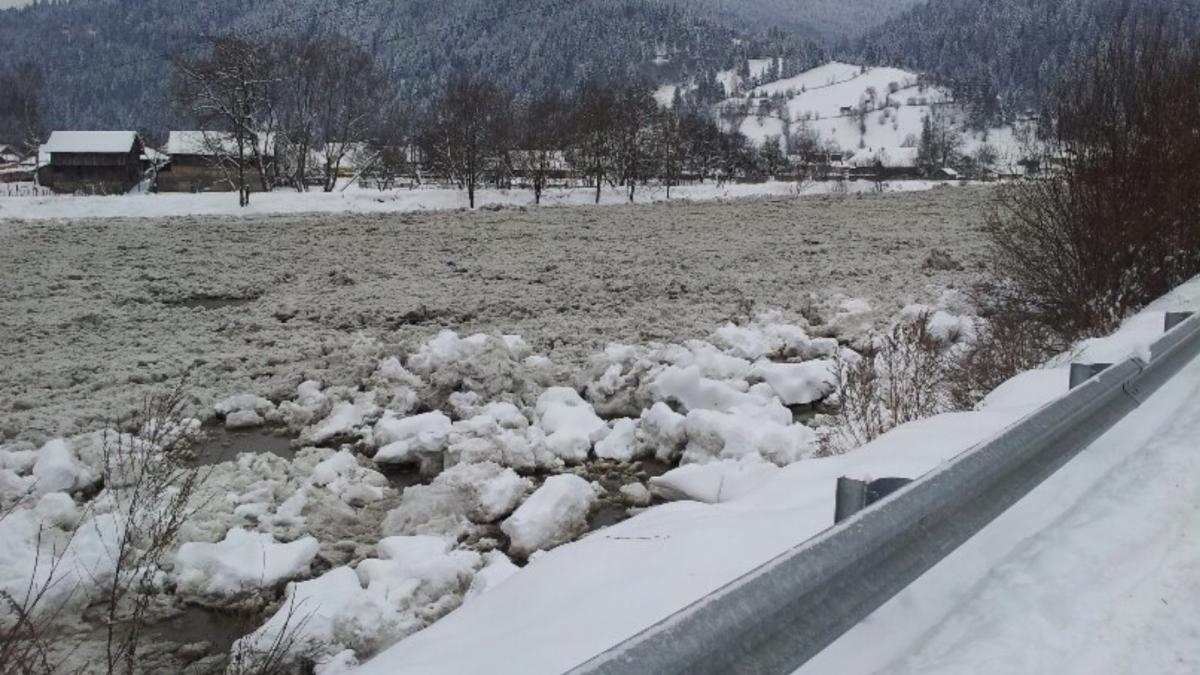 fenomene de zapor si zai raportate pe sapte km pe raul bistrita mai sus de lacul bicaz pirotehnistii sunt pregatiti sa intervina