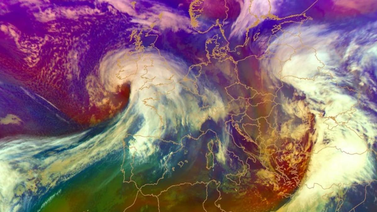 O „bombă meteorologică” lovește în această noapte Anglia și Franța. E alertă roșie de vânt, se anunță valuri de 9 metri pe coastă