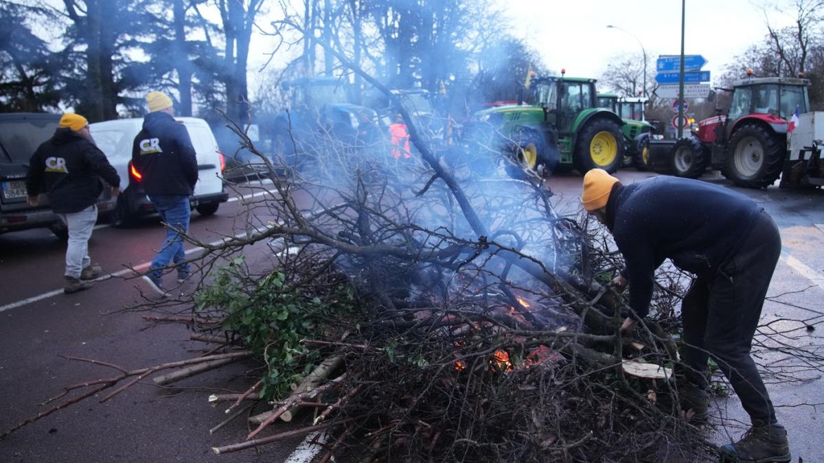proteste in franta zeci de fermieri au ajuns cu tractoarele in centrul parisului