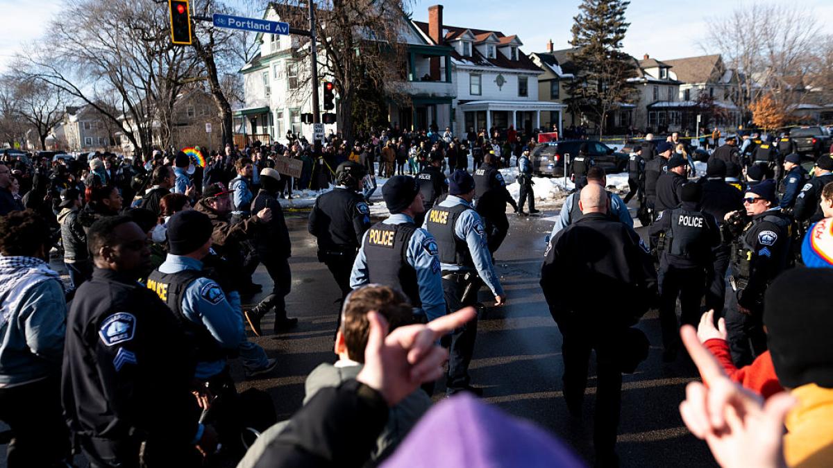 tensiuni si proteste dupa moartea femeii impuscate de agenti de imigrare la minneapolis jd vance o tragedie provocata de ea insasi