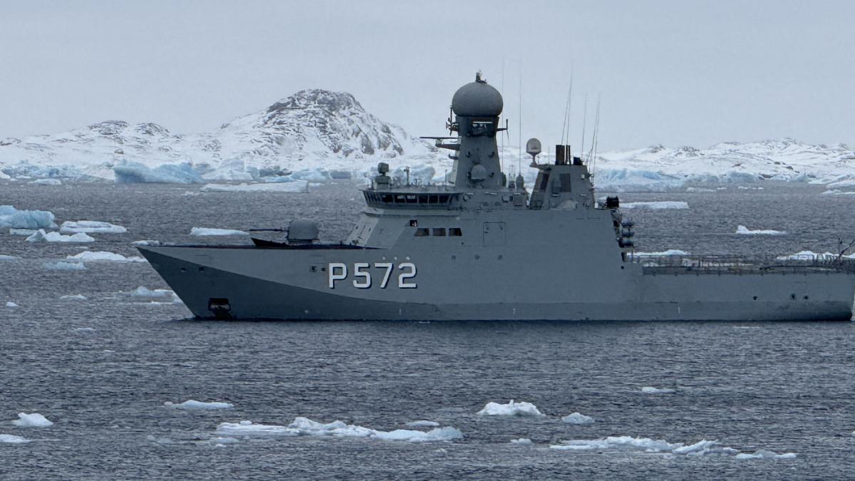nava militara mobilizata in apropiere de tarmul groenlandei