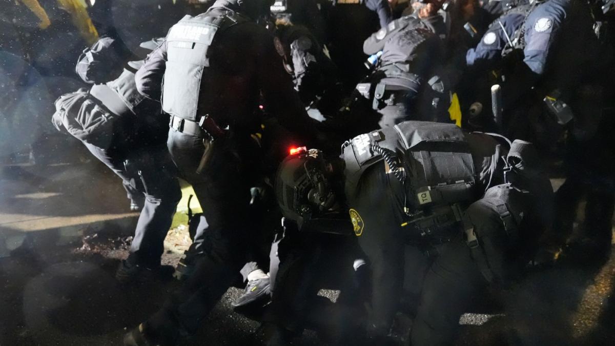 Două persoane au fost rănite de poliţişti federali, în Portland. Primar: Forţa cu care ne ameninţă administraţia are consecinţe fatale